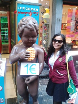 Eh?? The mannekin pis with one hand on a waffle and the other on his...... :P