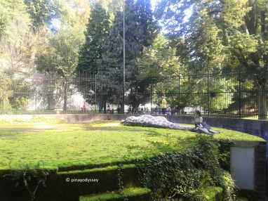 Statue of a dead/dying giraffe in the main park