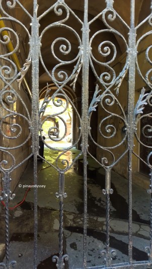 Narrow passageway, Jewish district walking tour