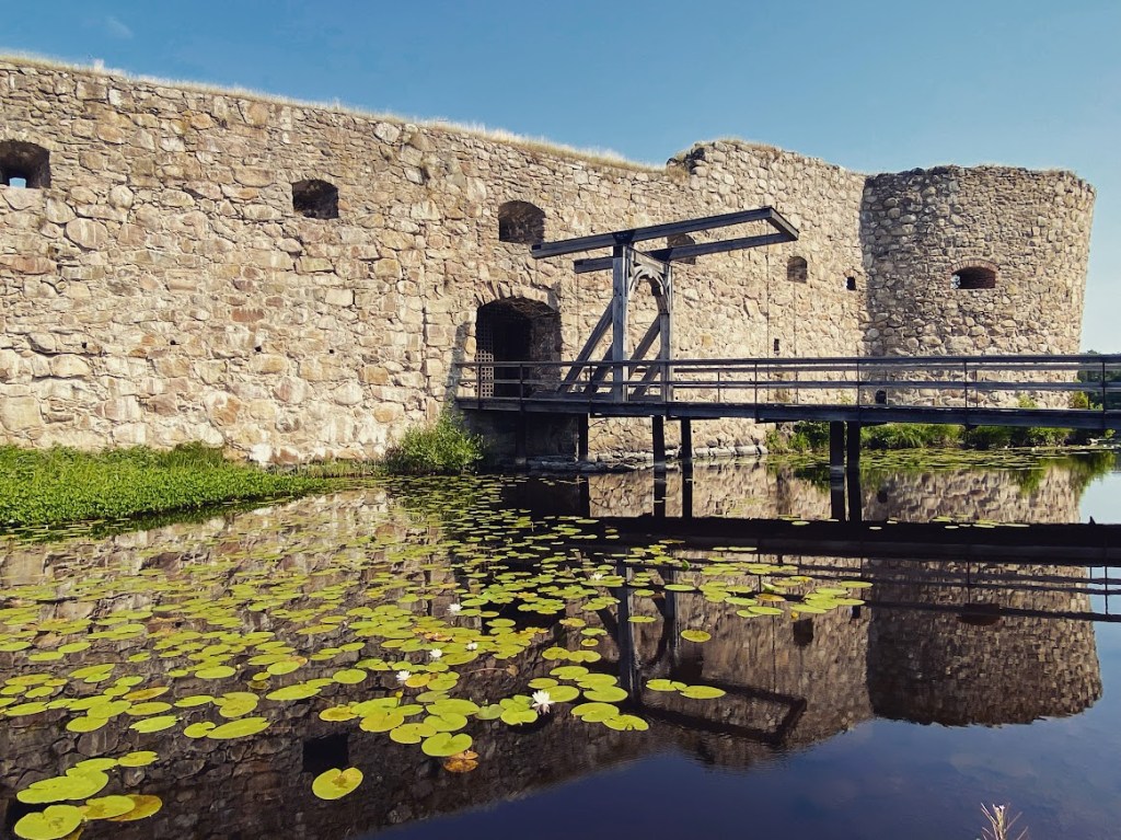 RoadTrip #35.4: Exploring Sweden’s Glasriket ft. Växjö – the Kronoberg castle ruins, Småland Museum and the Swedish Glass Museum, the House of Emigrants, Växjö Cathedral, and Kosta Glascenter (Öland Escapade – Day&nbsp;5-7)