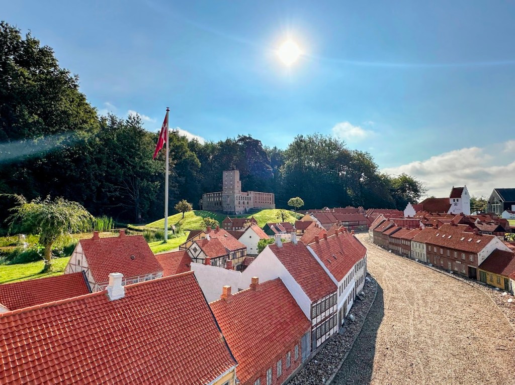 RoadTrip #51: Eurotrip Day 13-14/14 – From Owschlag, DE to Ängelholm, SE via Denmark, and home (ft. Geografisk Have and Miniby in Kolding, and my annual Gekås&nbsp;Ullared)