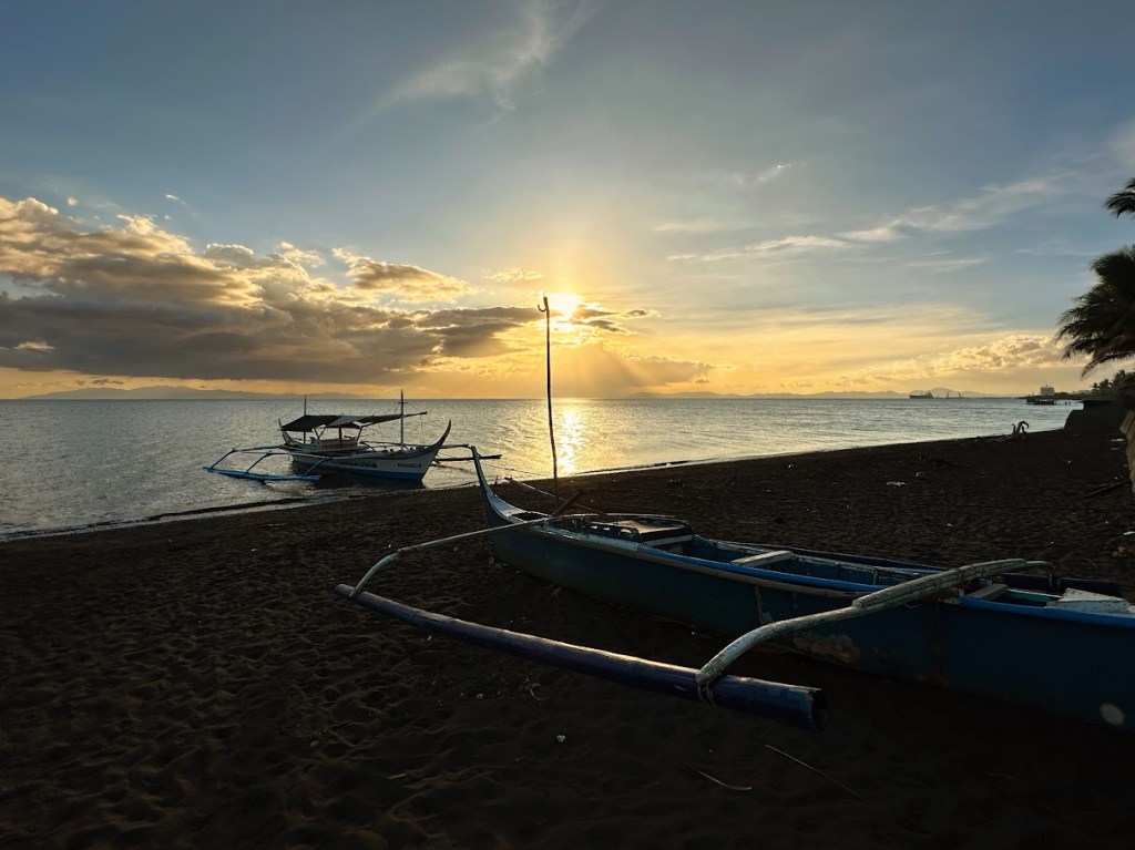 PHILIPPINES: The lovely sunset and black sand beach of Lemery,&nbsp;Batangas